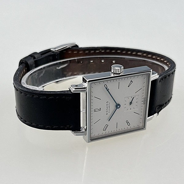 - RESERVIERT - Nomos Glashütte Tetra, Stahlgehäuse, plus Original-Lederarmband (neu), Handaufzug, ZB