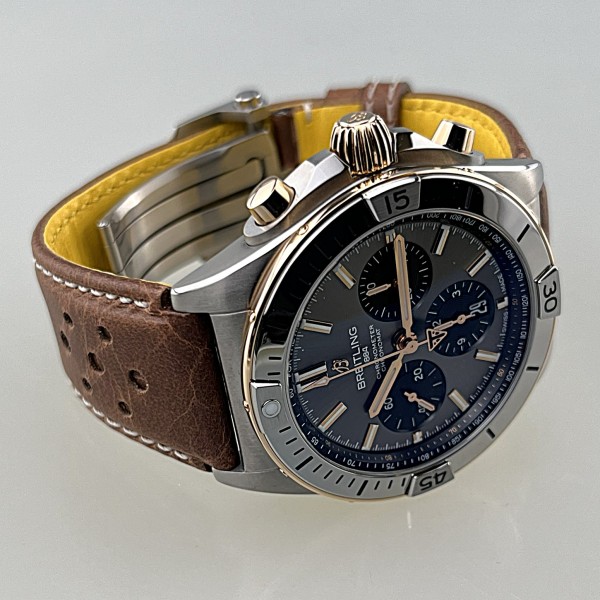 Breitling Chronomat B01 Automatik 42 TRIUMPH Titan & 18 K Rotgold Lederarmband braun, Full Set