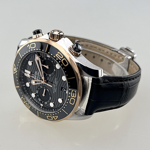 - RESERVIERT - Omega Seamaster Professional Diver 300 M, 44 mm, Stahl - Sedna Rosé-Gold mit Lederban