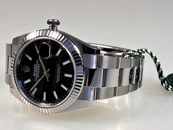 Rolex Datejust, Ref. 126334, Zifferblatt schwarz, Oysterarmband